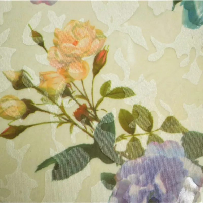 Fundo branco fino com padrões de flores coloridas e vestido de camisa de tecido de moda de gaze rotativa escavada