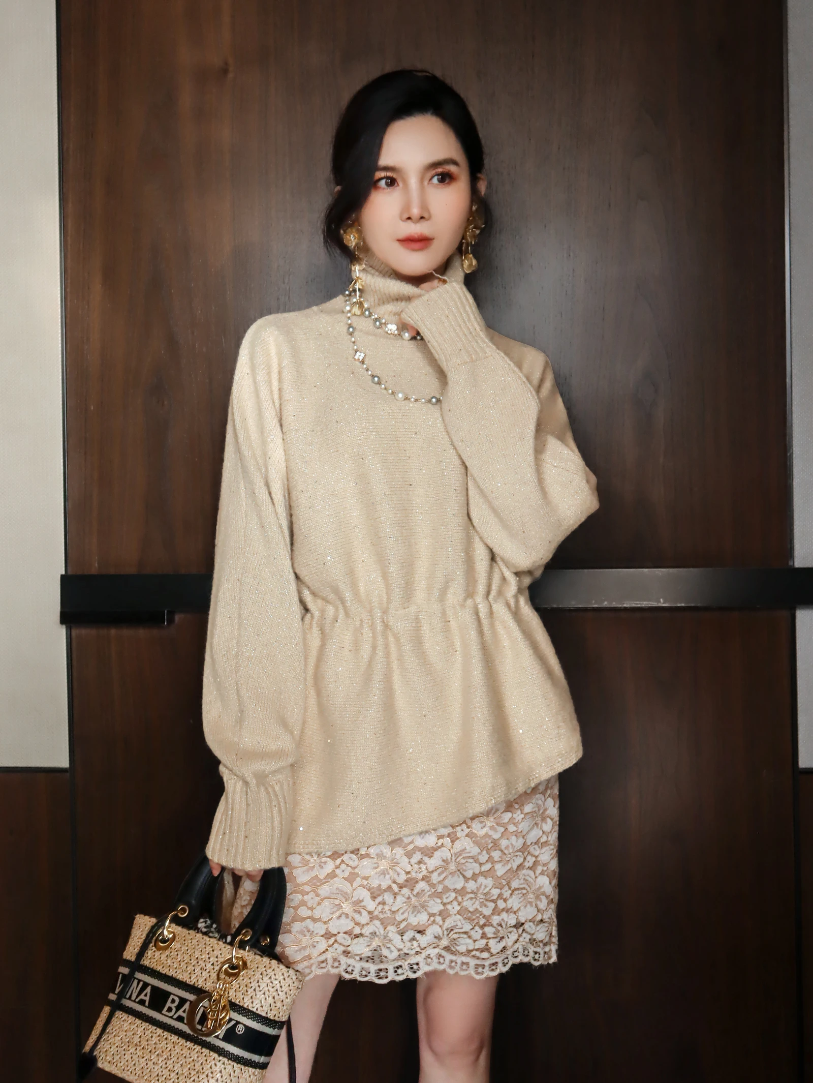 

Женский вязаный свитер с высоким воротником цвета шампанского молочного чая, свободного кроя, из мягкой смесовой шерсти, с завязками на талии, в стиле «ленивый шик»