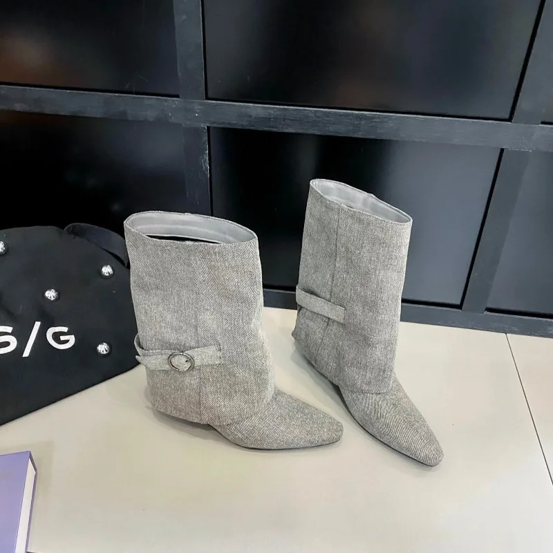 

2025 Новые дизайнерские ботильоны на танкетке, женские туфли высокого качества с острым носком, осенние современные короткие ботинки Женские Ботинки