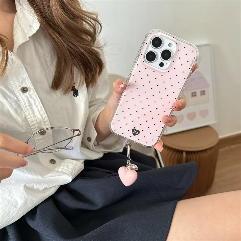 Capa de telefone em forma de coração de bolinhas rosa de camada dupla IND com pingente rosa em forma de coração para iPhone 11 12 13 14 15 16 17 Pro Max
