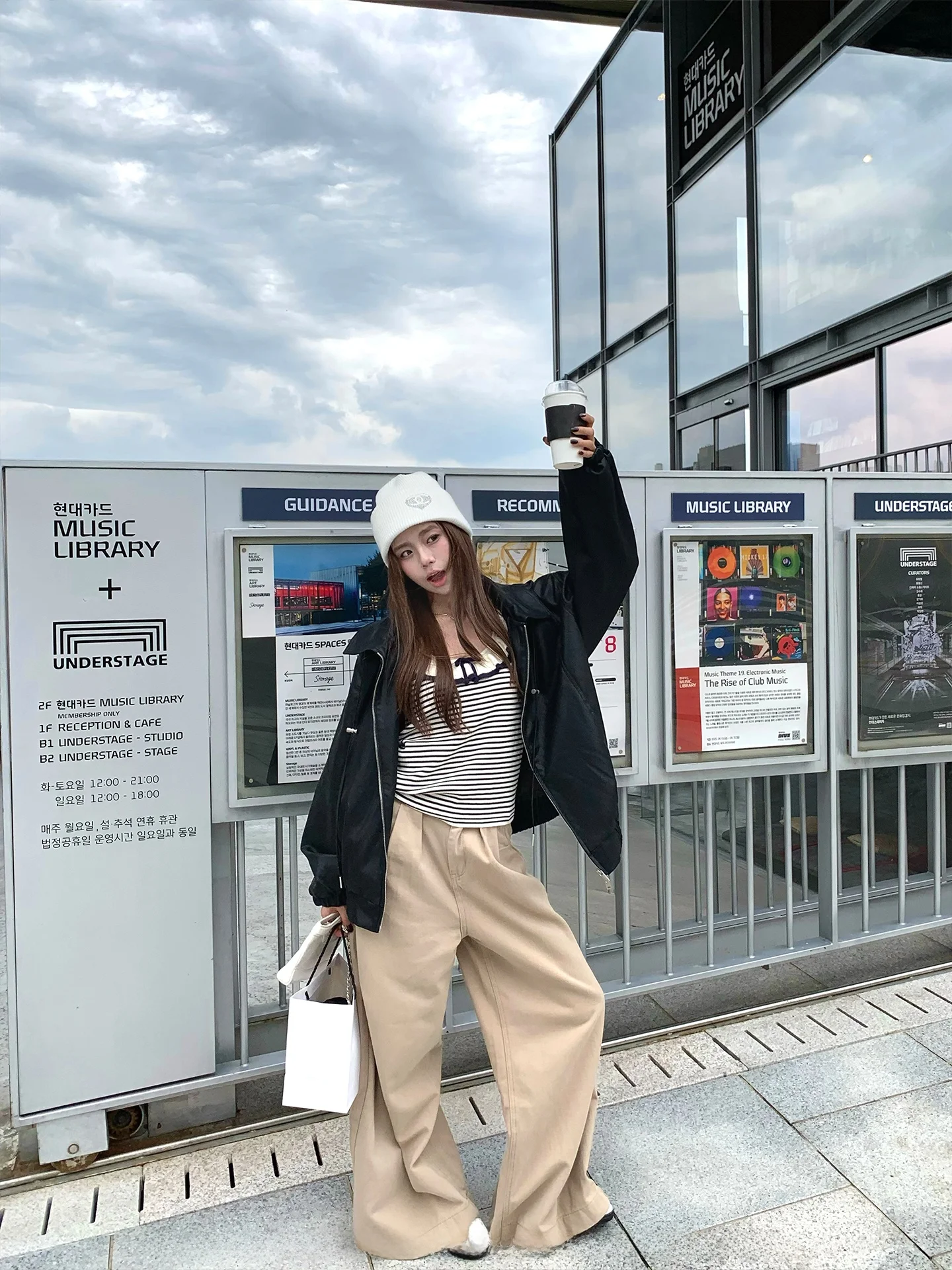 Jaqueta de Couro PU Retrô Coreana com Capuz, Caimento Solto, Ombro Caído, Casual e Moderna, com Zíper Longo para Jovens...