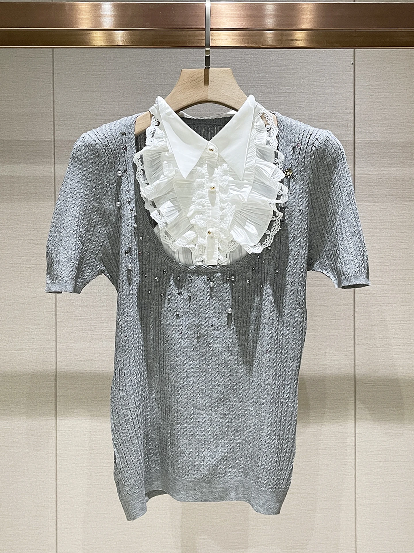 

Ele ey ort Sve Knitted irt Women's Faion Spring 2026 Turn-down Collar Lace Embellied Unique Sli Top