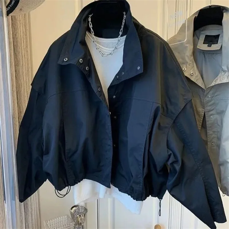 Jaket Pendek Berkerah Tinggi Lipit Anti Angin dengan Lapisan Pendek Musim Semi/Panas 2025 Jaket Submachine Baru Versi Lengan Kelelawar Kasual