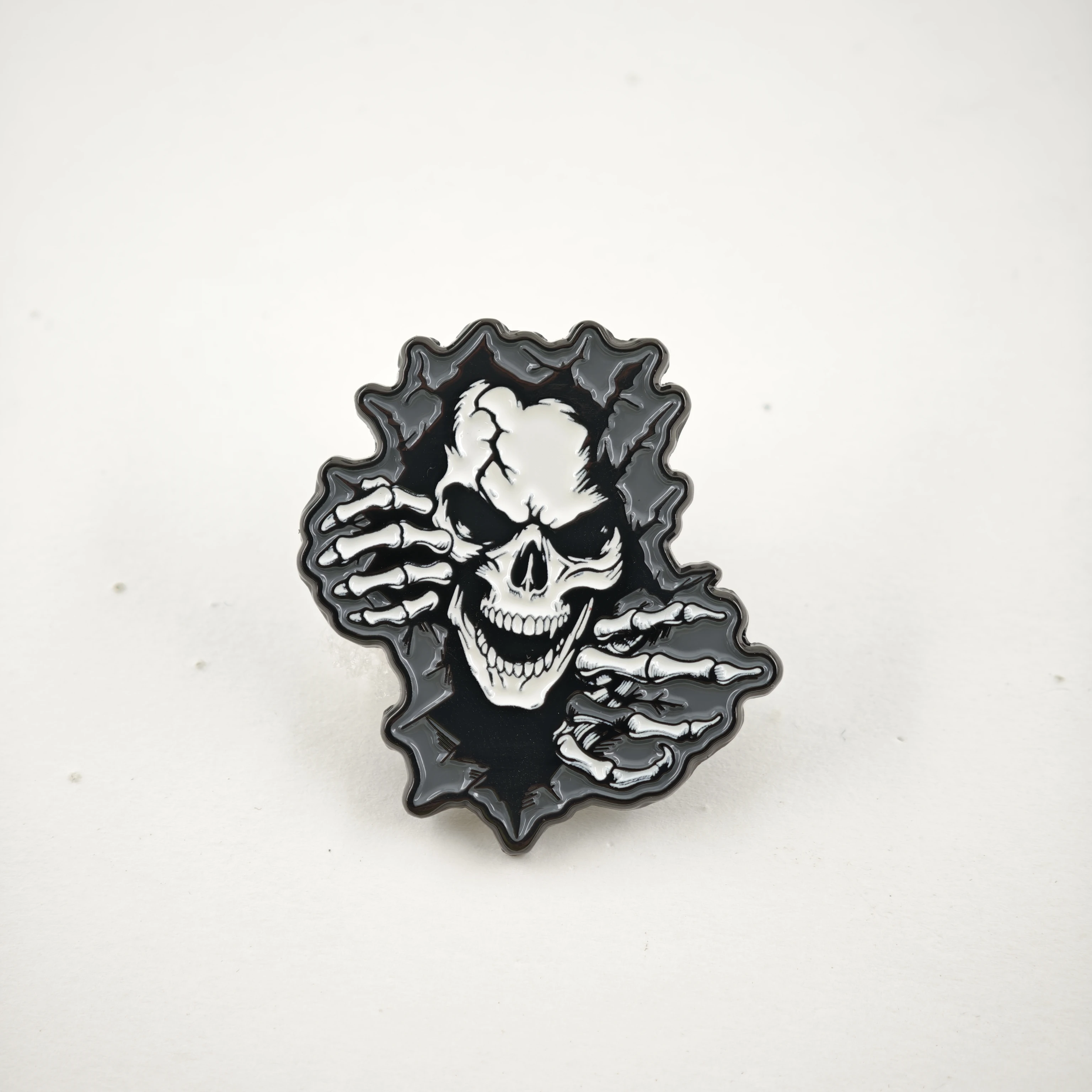 Gotischer Totenkopf-Emaille-Pin, zerrissene Wand, Skeletthände, Broschen, Punk-Rock-Reversnadeln, Heavy-Metal-Schmuck, Geschenk für Rucksack und Hut – Detail 10