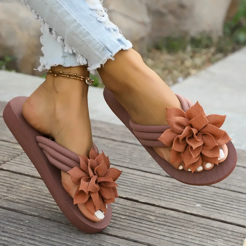 Plus-size Flat Flip Flops Female Flower Slippers Female Summer Wear Student Korean Pinch-foot Non-slip Beach Shoes High Heels