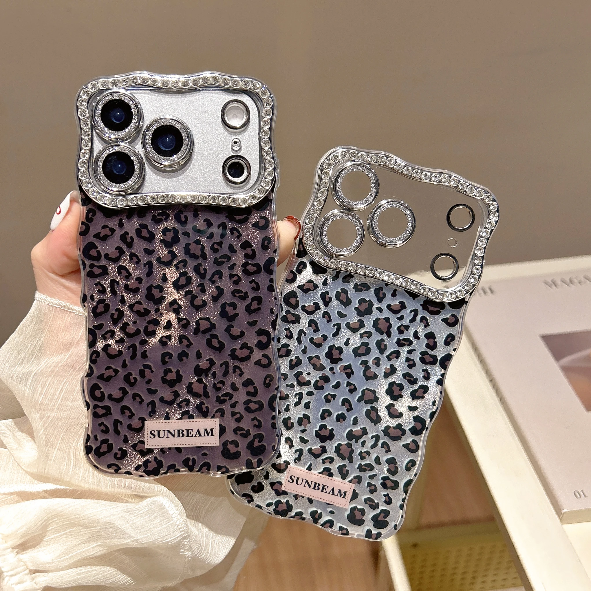 براقة ليوبارد طباعة حجر الراين إطار الكاميرا سباركلي شيك قضية الهاتف آيفون 17 16 15 14 13 برو ماكس عودة غطاء الهاتف كابا