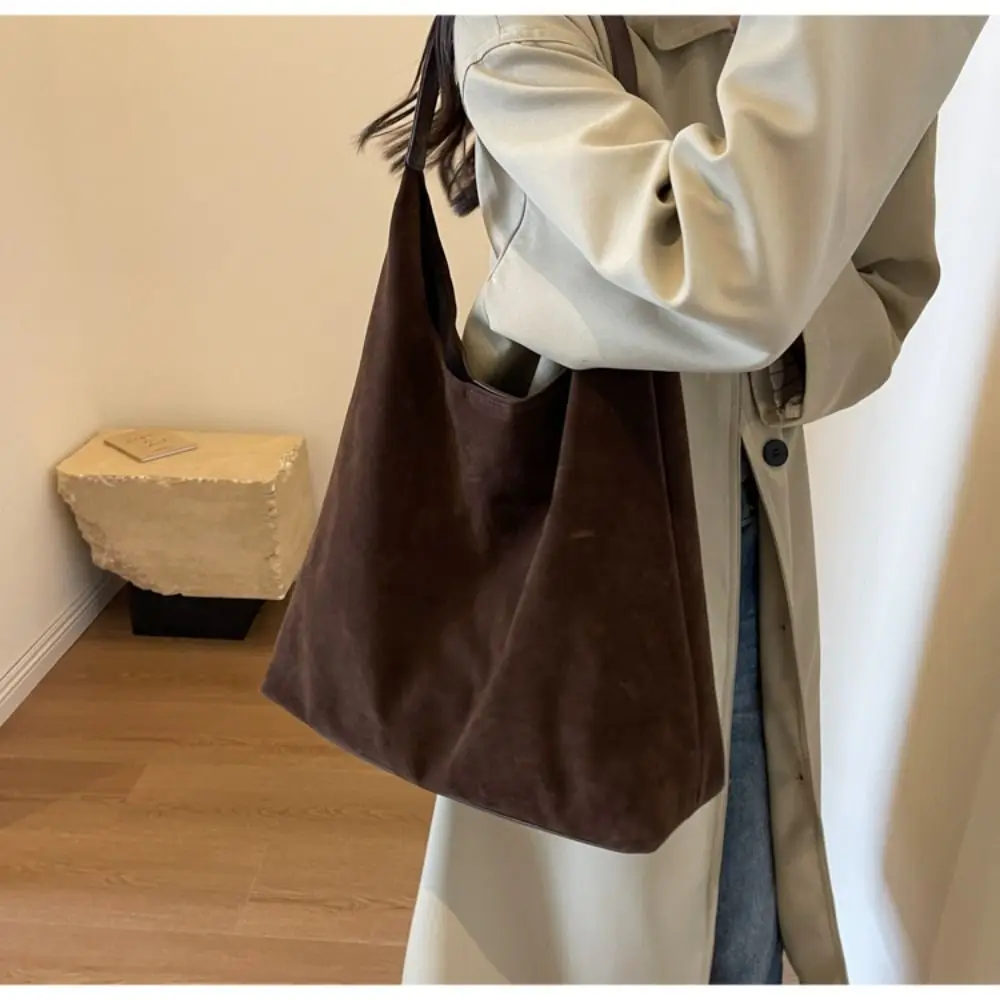 Neue Herbst- und Winter-Vintage-Damenhandtasche, modische, einfarbige Wildleder-Umhängetasche, schlicht mit Knopf, vielseitige Bucket-Bag – Detail 4