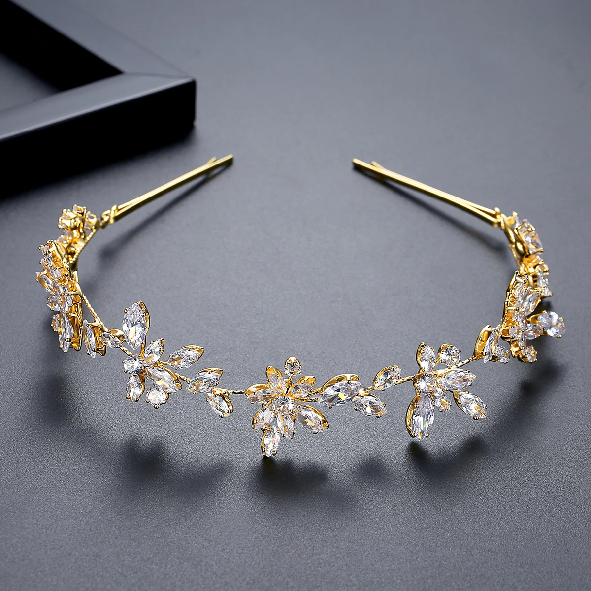 LUOTEEMI رائعة النساء خمر الشعر مجوهرات ذهبي اللون واضح تشيكوسلوفاكيا تاج للسيدات الزفاف الزفاف المشاركة مأدبة الإكسسوار