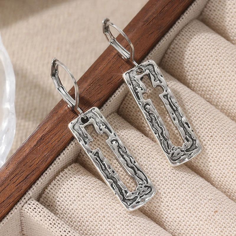 Vintage Silberfarbene Kreuz-Ohrhänger für Damen Metall Handgeschnitzte Quadratische Ohrringe für Tägliches Tragen – Detail 4