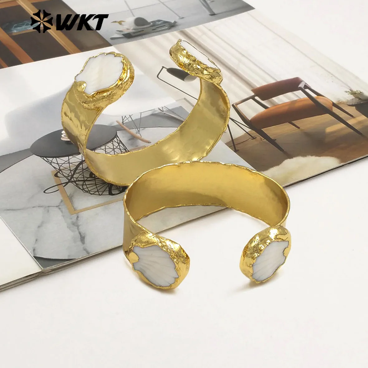 

WT-MPB130 Универсальный уникальный оптовый браслет-манжета из натуральной белой ракушки, регулируемый с позолотой 18 карат для повседневного декора унисекс