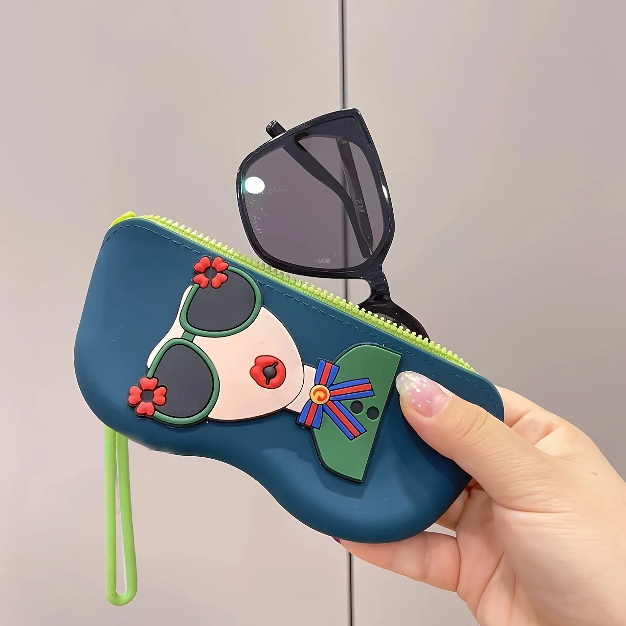 

Силиконовый футляр для очков для хранения, с ручкой для подвешивания, подходит для путешествий и портативного использования. Это водонепроницаемость