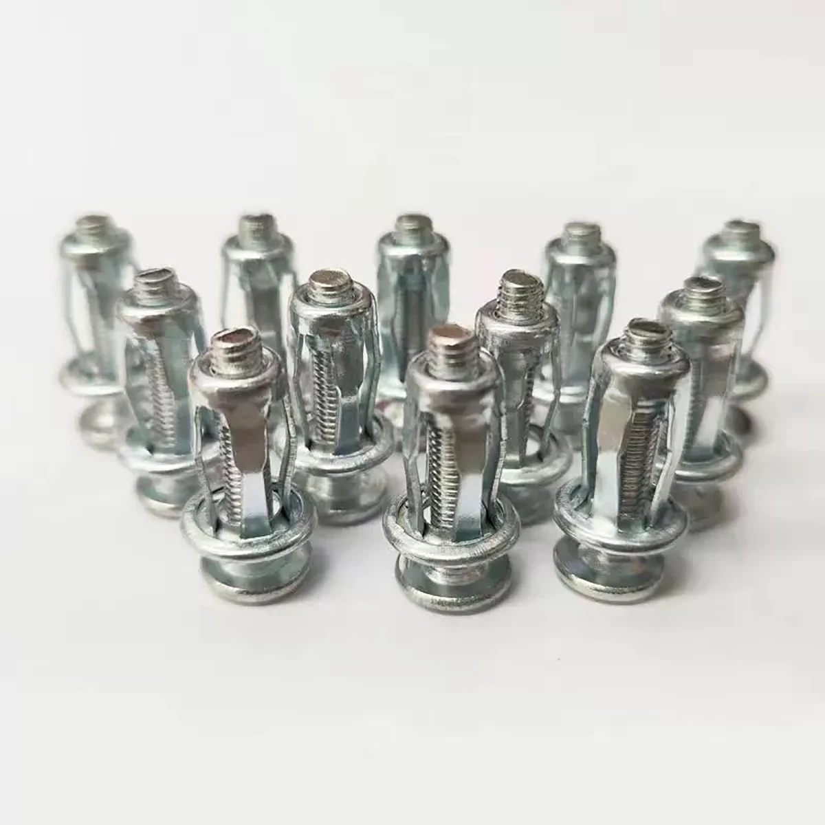 Blütenblattmuttern, Dehnschrauben, Nieten, Schrauben, Befestigungsschnallen, Hohlblechplatten, Dehnschrauben, Schrauben