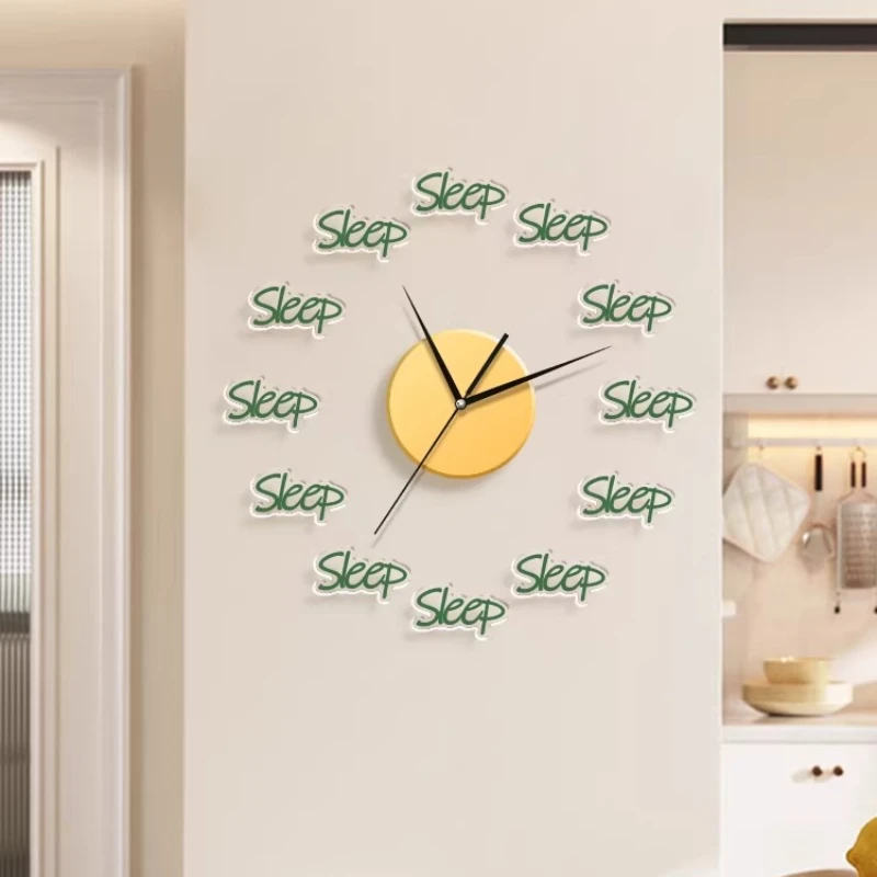 Interesante reloj de pared en la sala de estar, un pintor que es aficionado a la decoración coloca un reloj creativo y silencioso en el cuadro.