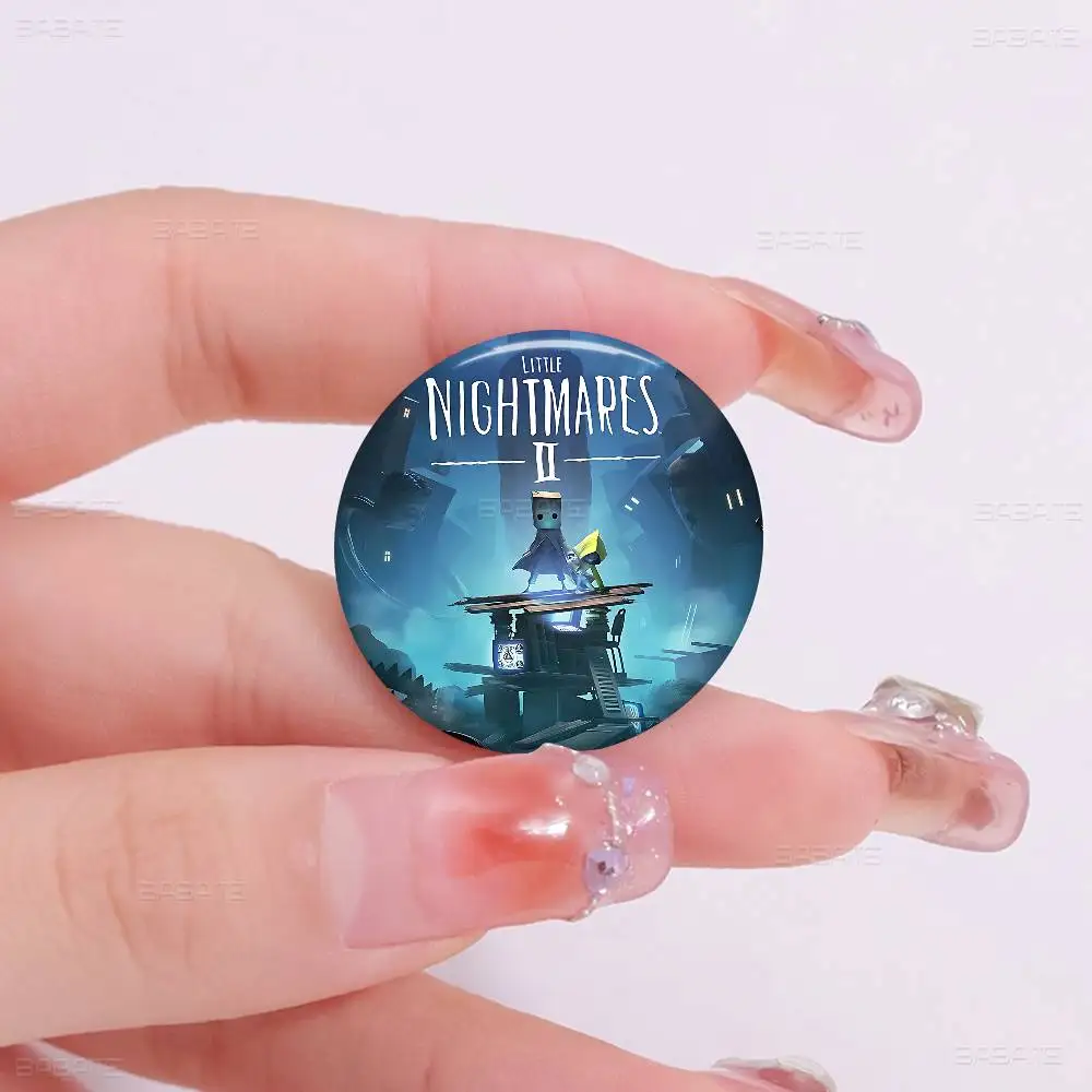 لعبة L-Little Nightmares 58 مللي متر بروش مصنوع يدويًا شارة كرتونية كوسبلاي على ظهره مجوهرات اكسسوارات هدايا