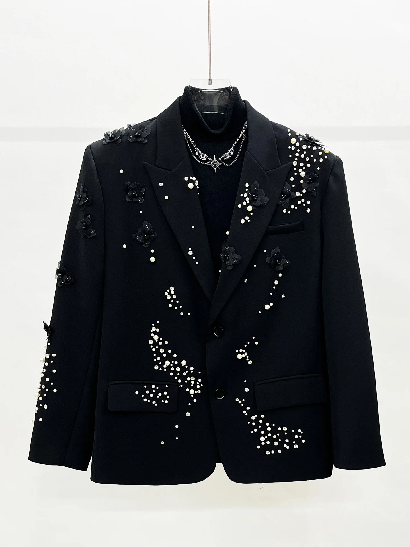 أطقم بدلة جديدة لخريف 2025 من اللؤلؤ الراقية للرجال بليزرات أنيقة على شكل زهور ثلاثية الأبعاد وسراويل واسعة بلون سادة طقم مكون من قطعتين