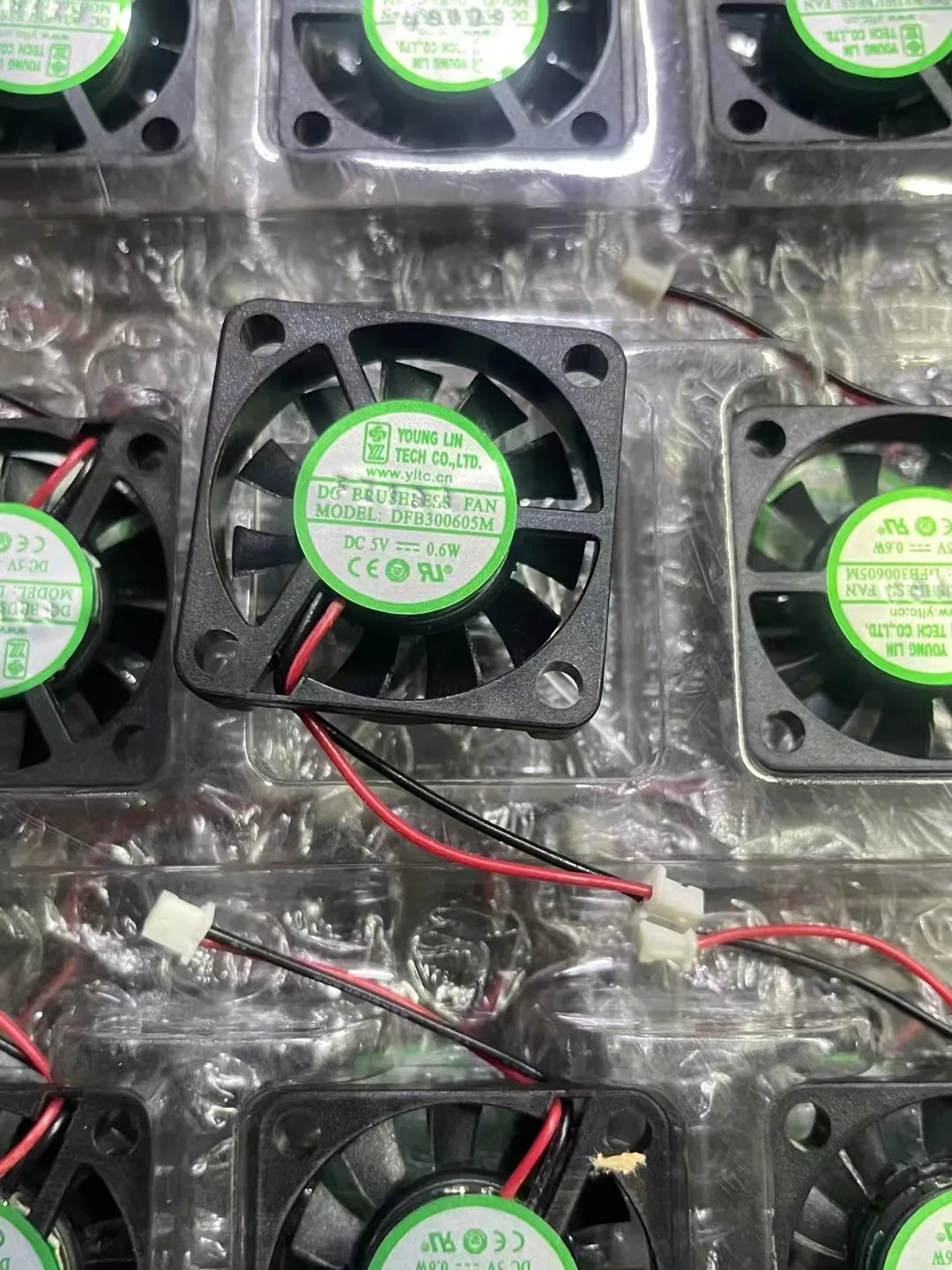 

YOUNG LIN DFB300605M DC 5V 0.6W 30x30x06mm 2-Wire Cooling Fan