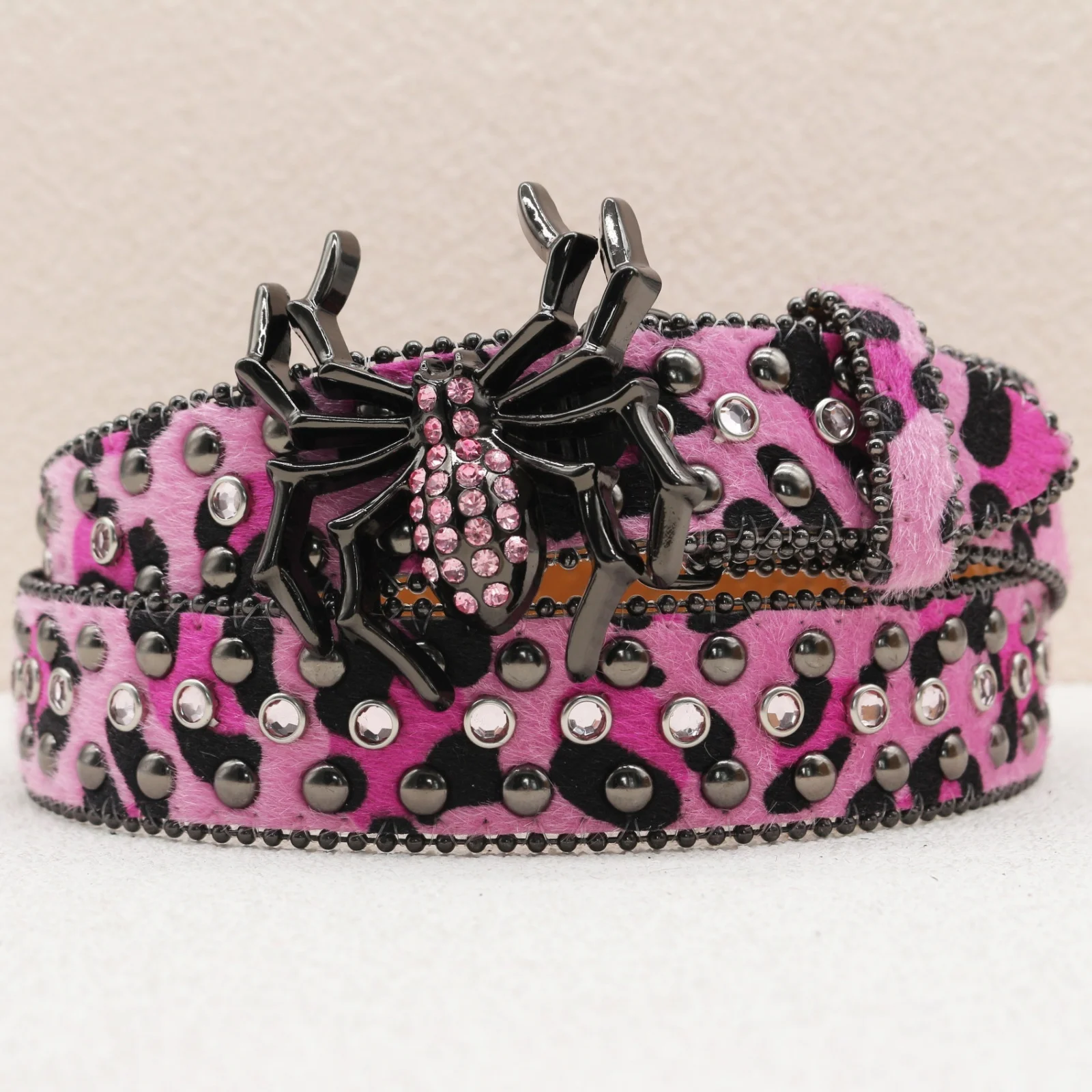 حزام جديد من حجر الراين العنكبوتي بطباعة الفهد، حزام برشام جينز على طراز الهيب هوب الأوروبي والأمريكي Y2K، حزام بإبزيم عنكلي كبير.