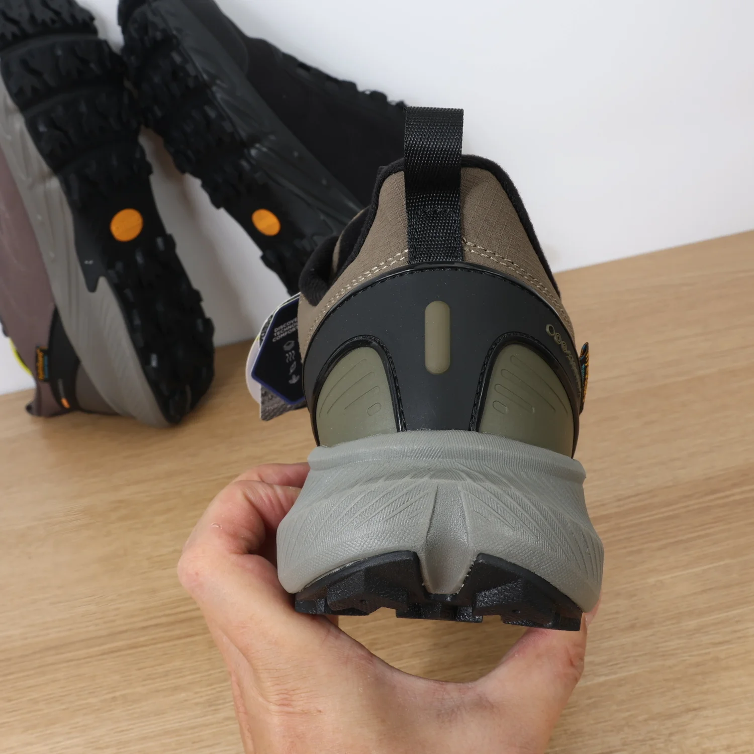 

New professional marathon running shoes men's spring carbon plate shock-absorbing non-slip design, teenage students