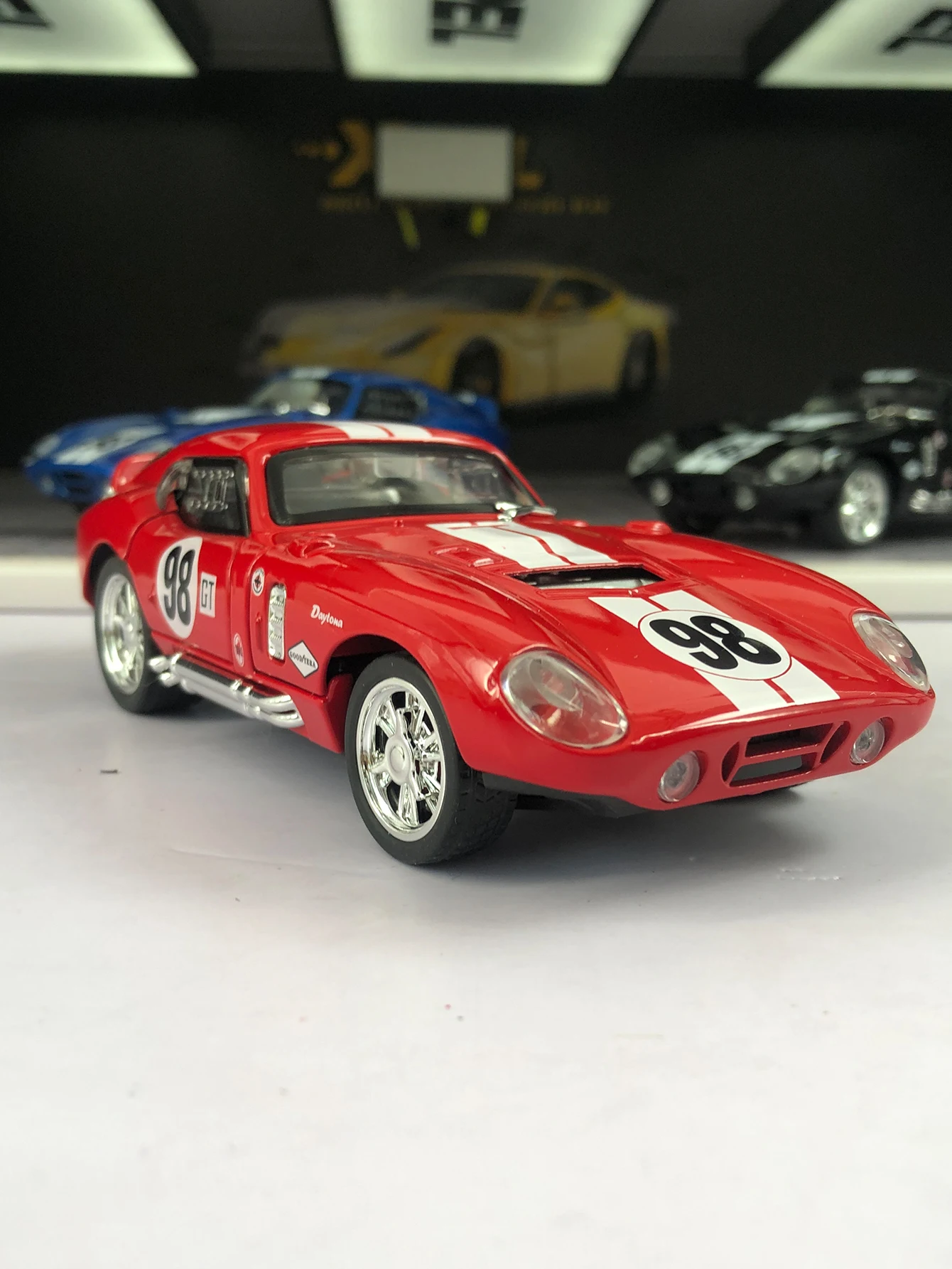 

1:32 имитация цинкового сплава Cobra ретро модель автомобиля, статическое украшение, металлический коллекционный подарочный автомобиль