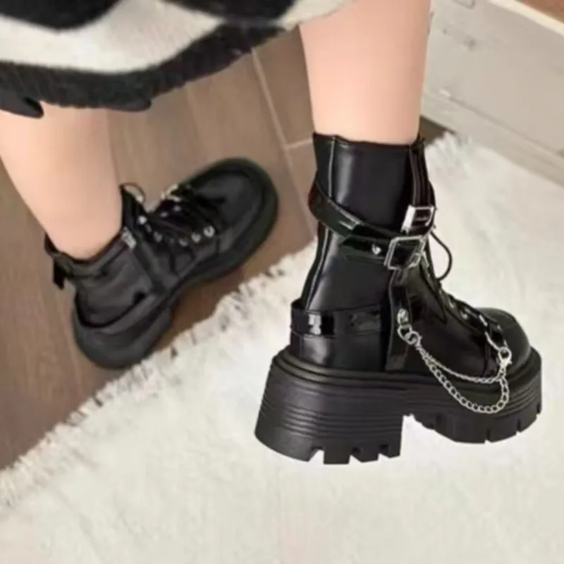 

Женские мотоциклетные ботинки с толстой цепочкой снизу и боковой молнией, крутые черные ботинки на среднем каблуке