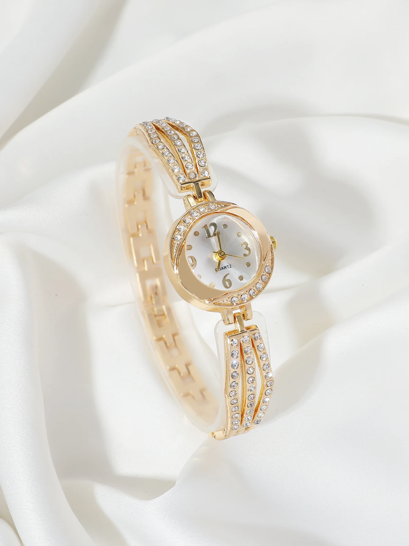 A Women's Fashion Classic Watch With Diamond British Bracelet. Can Be used In Daily Life