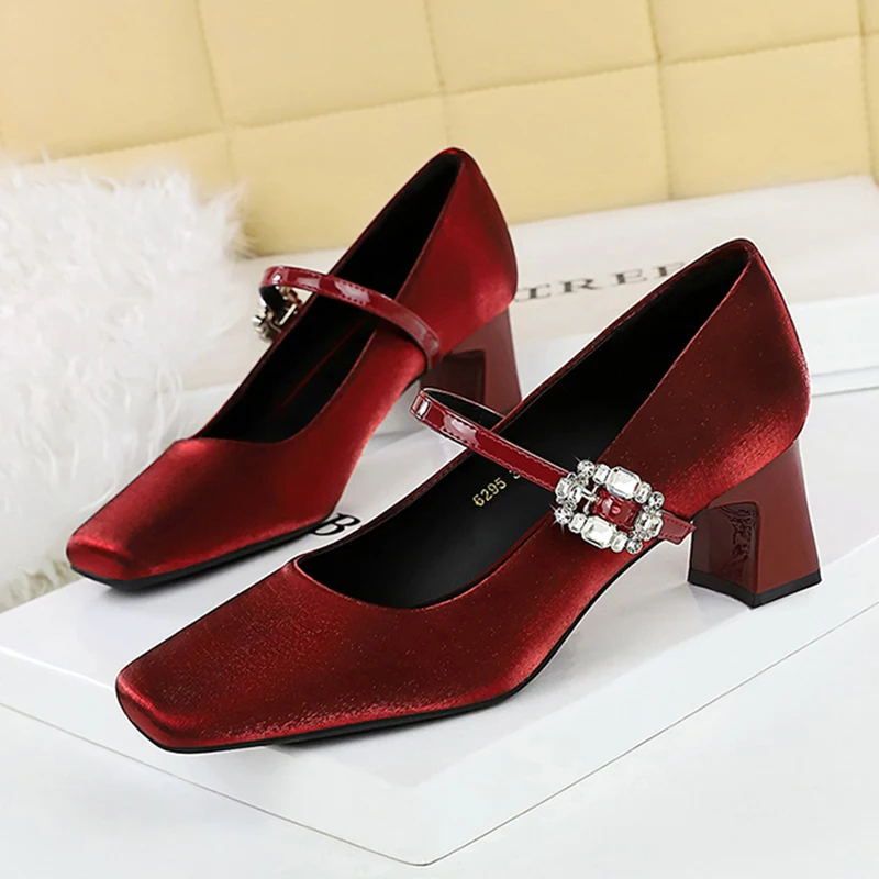 Frauen 5 cm High Heels Dame Modische Vielseitige Strass Low Heels Pumps Weibliche Blockabsatz Karree Mary Jane Satin Schuhe