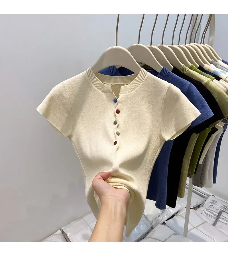 Trendiges, figurbetontes, kleinblaues Strick-Top, Sommer 2026, Dopamin-farbige Knöpfe, schmales Kurzarm-T-Shirt für Damen – Detail 9