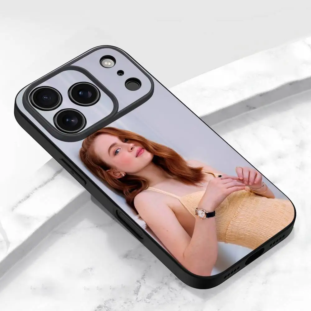 เคสโทรศัพท์ลาย S-Sadie Sink สำหรับ iPhone 17,16,15,14,13,12,11,Pro,Max,Plus,E,Air,Mini ป้องกันรอยขีดข่วน สีดำ