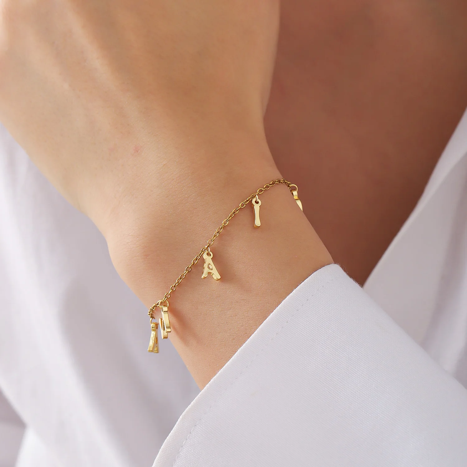 

Браслет с буквами на заказ, позолоченный браслет из нержавеющей стали 18 карат, роскошные ювелирные изделия в стиле хип-хоп, индивидуальный подарок на годовщину, день рождения для девочек