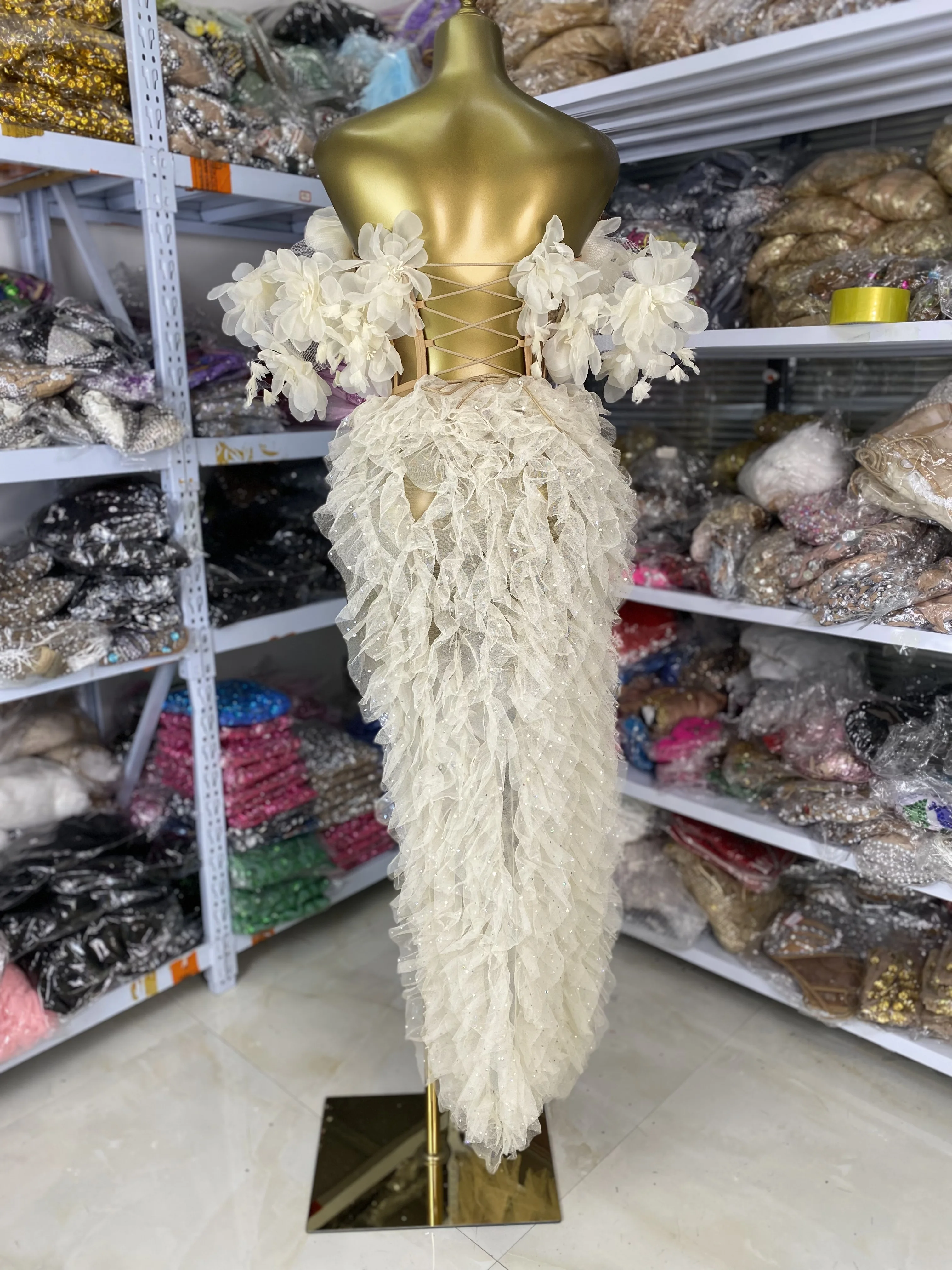 ชุดออกงานกลางคืนสำหรับผู้หญิง เสื้อครอปเปิดไหล่ประดับดอกไม้ พร้อมกระโปรงผ่าข้างแบบอสมมาตร ชุดเซ็ต 2 ชิ้น สำหรับถ่ายรูปวันเกิด