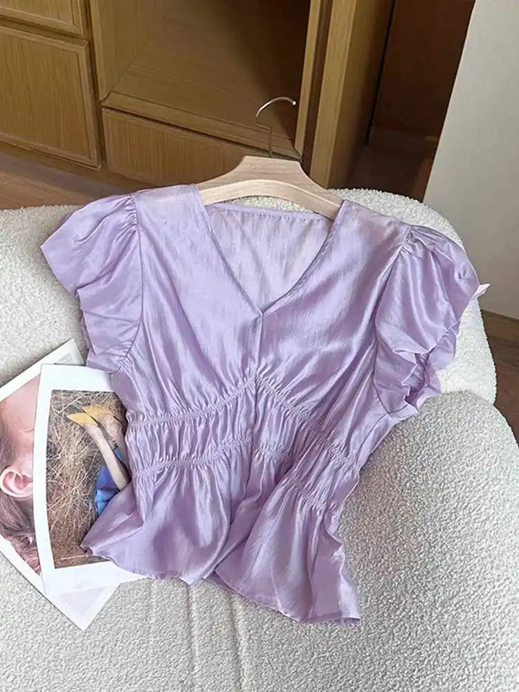 بلوزة كورية مكشكشة برقبة على شكل V للسيدات لصيف 2025 جديدة بقصة ضيقة وأكمام قصيرة وتصميم أنيق وخصر أنيق ومظهر غير رسمي