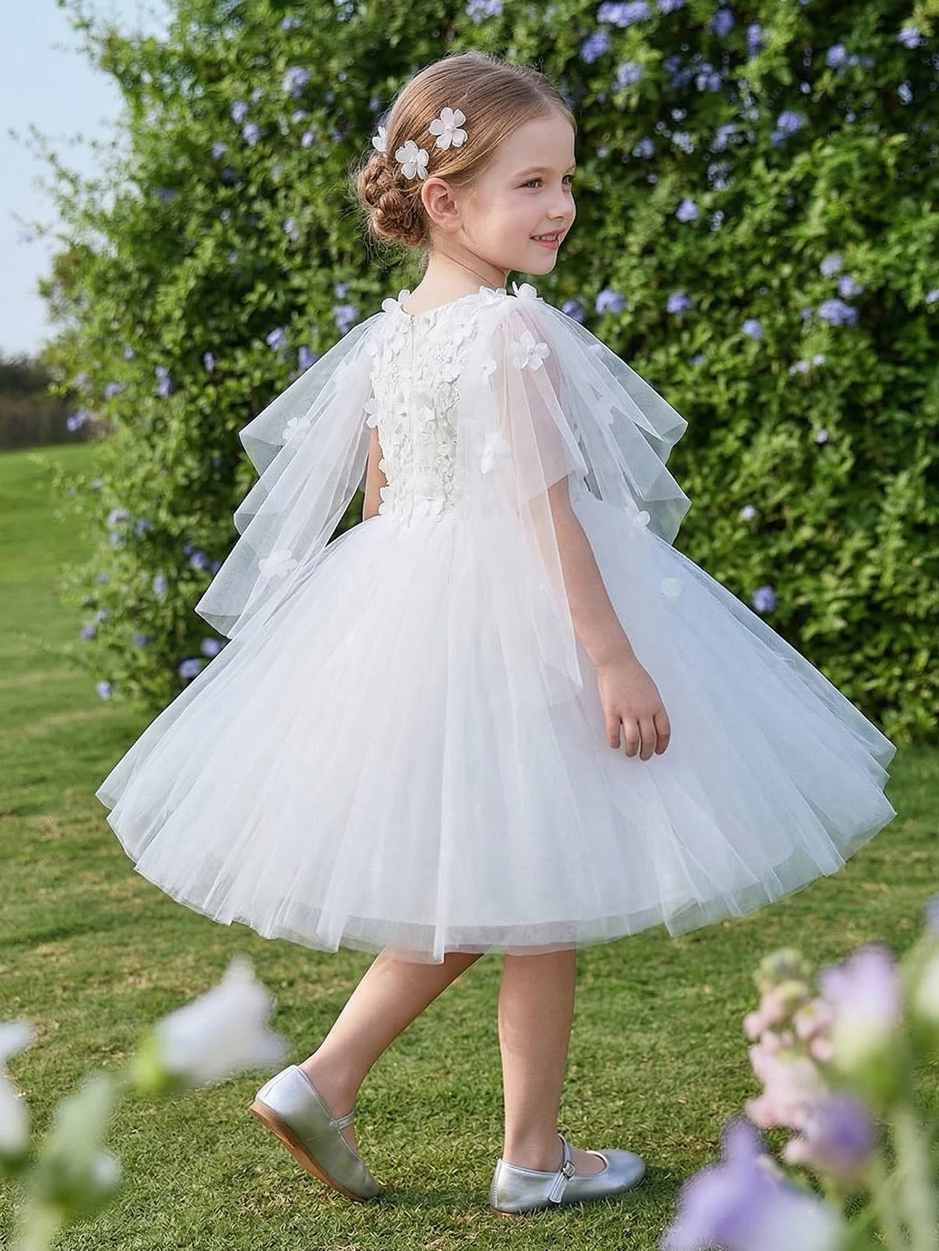 Elegant White Floral-applique Dress for Flower Girls,Featuring Puffed Tulle Skirt,Delicate Lace Trim,Integrated Shawl-style Veil