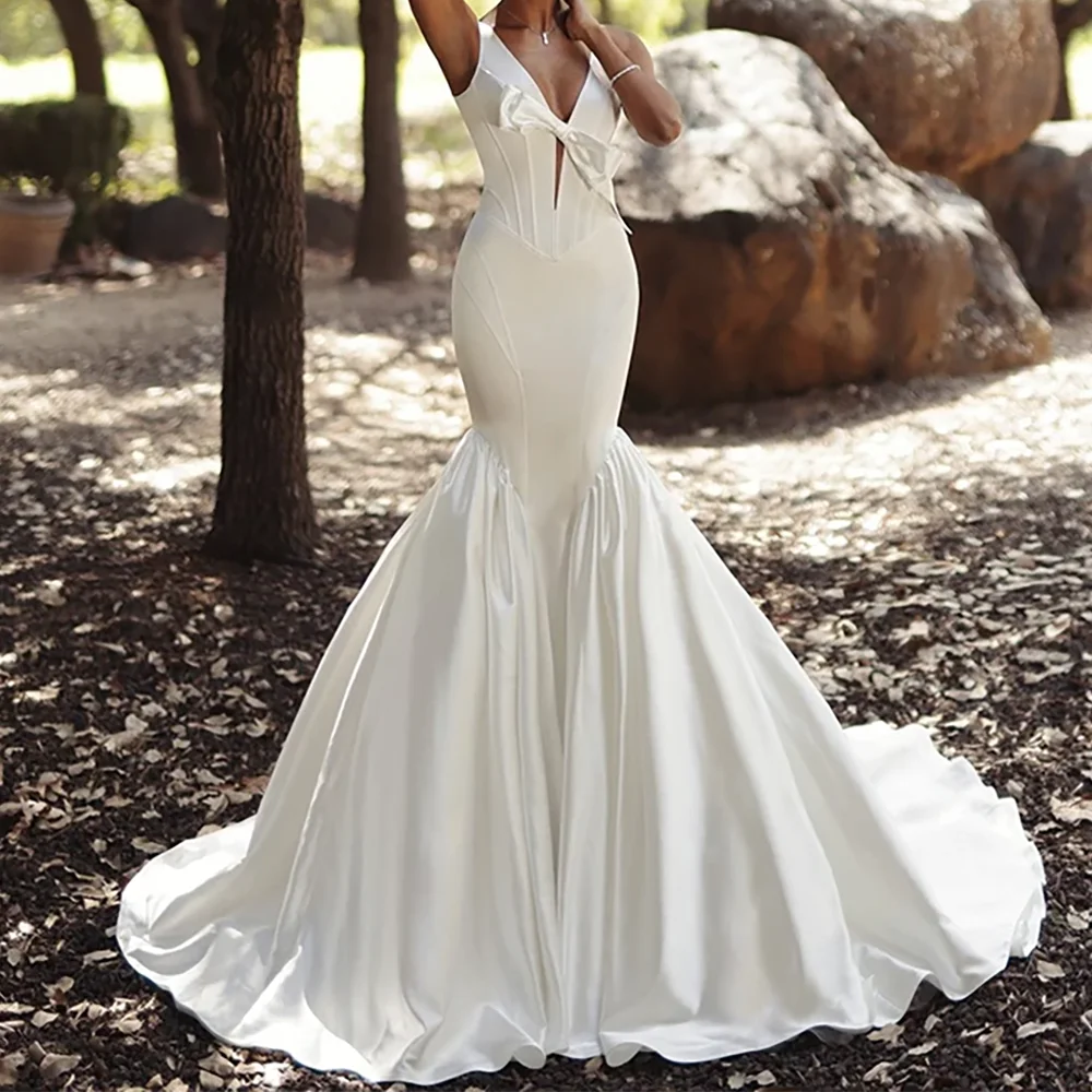 ชุดแต่งงานเจ้าสาวทรงเมอร์เมดแบบมีจีบ คอวี ผ้าซาติน แต่งโบว์ แขนกุด หรูหรา สามารถสั่งตัดได้