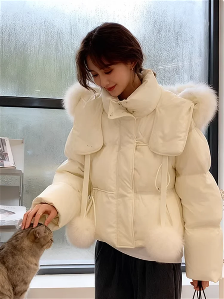 Parka corto con cappuccio con collo in pelliccia bianca chic coreana Giacca bomber con palline di pelliccia carina Cappotto di pane di nuova moda invernale Cappotto spesso casual