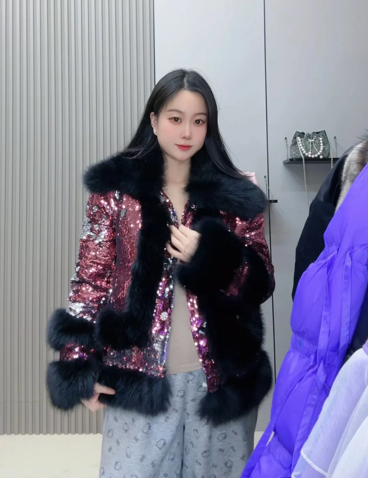 جديد شتاء 2025 معاطف فروي سميكة ودافئة مطرزة سترة نسائية مرقعة ثقيلة ترتر قصير معطف فرو صناعي للنساء #2