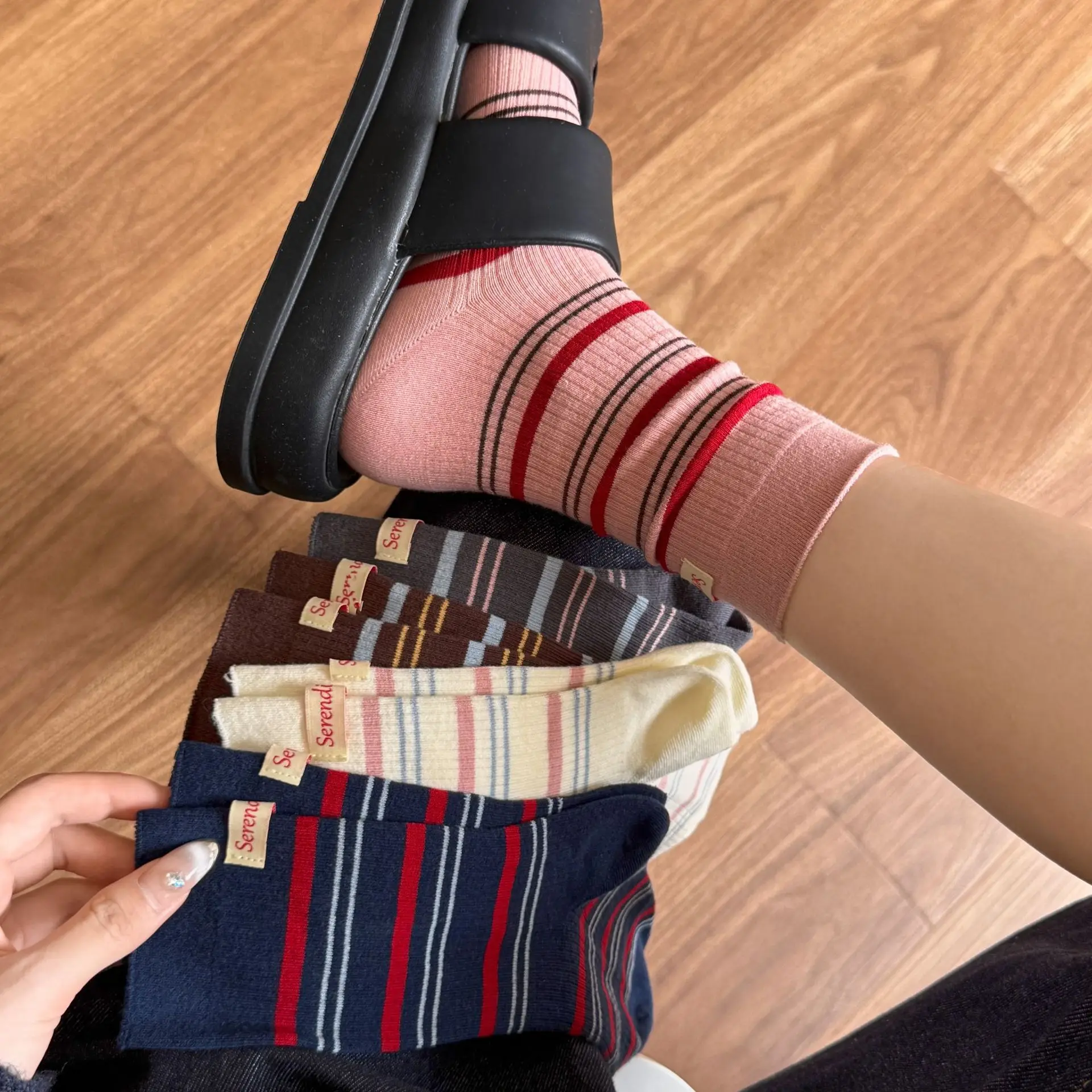 Calcetines de mujer japoneses Retro Casual rayas contrastantes Harajuku moda versátil calcetines de tubo medio cómodos calcetines de algodón puro