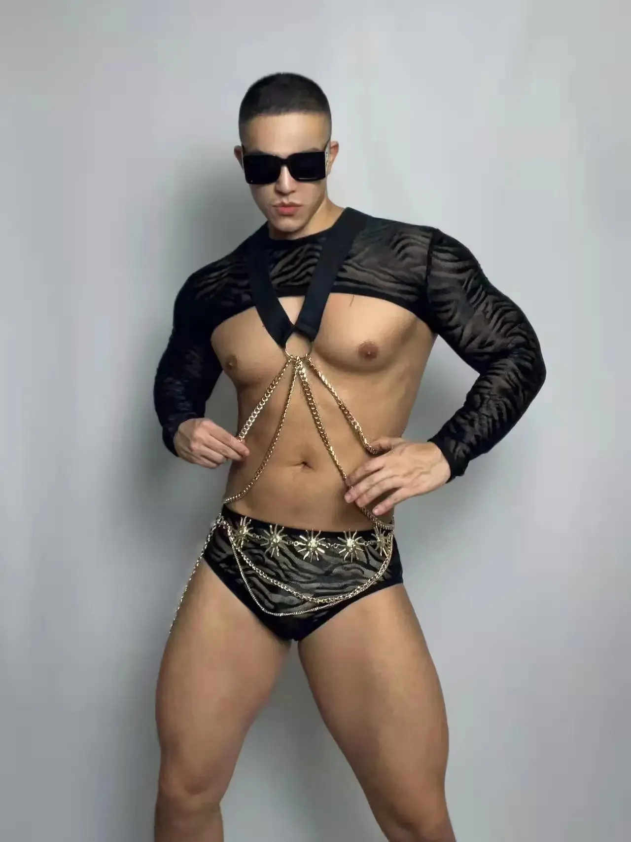 新しいナイトクラブパーティーバーDJポールダンスコスチュームセクシー男性ダンサーゴーゴーステージウェアメタルチェストチェーンビキニショーレイブ衣装セット