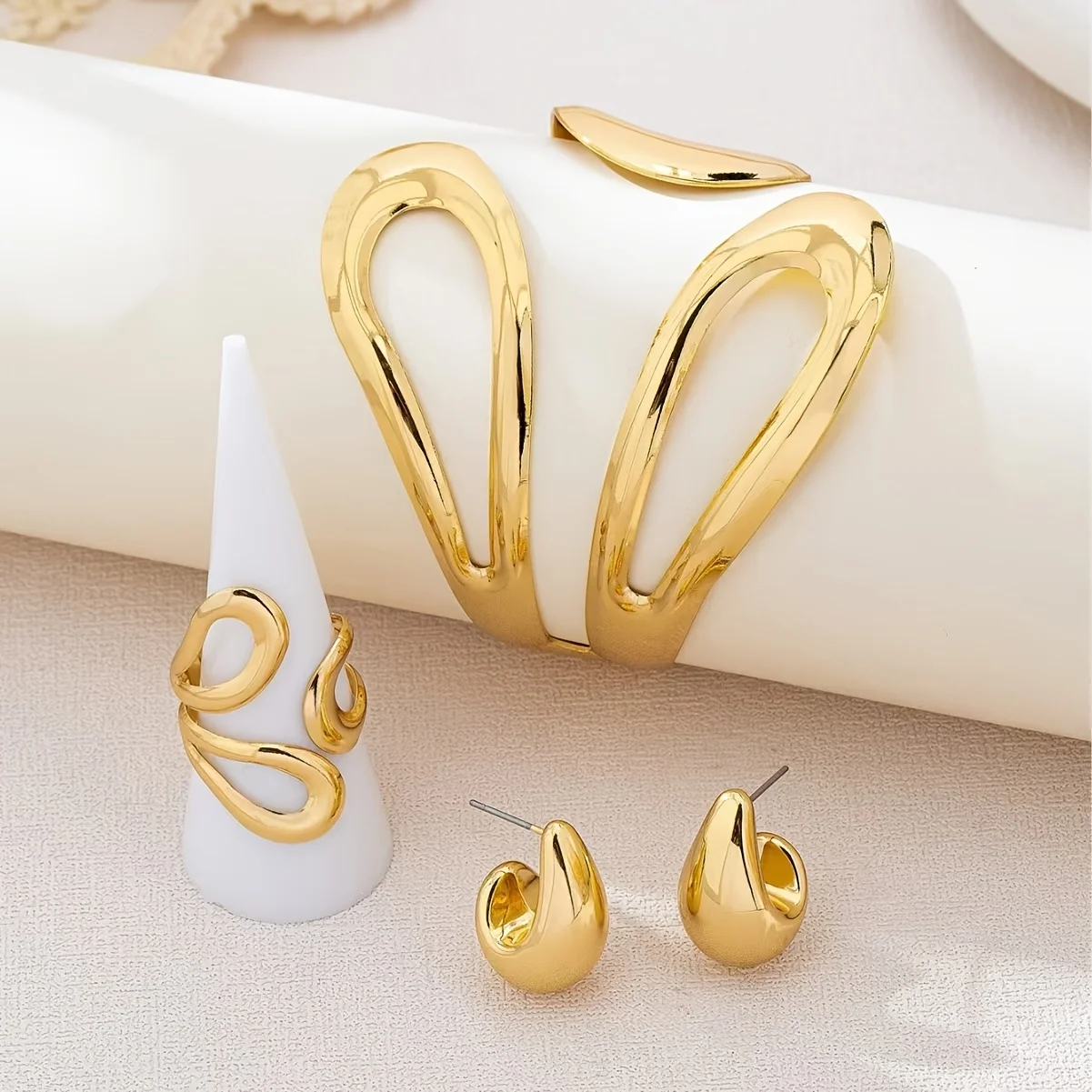 Fashionable retro style surround fish tail shaped bracelet ring earring set suitable for women's banquets or personal wear