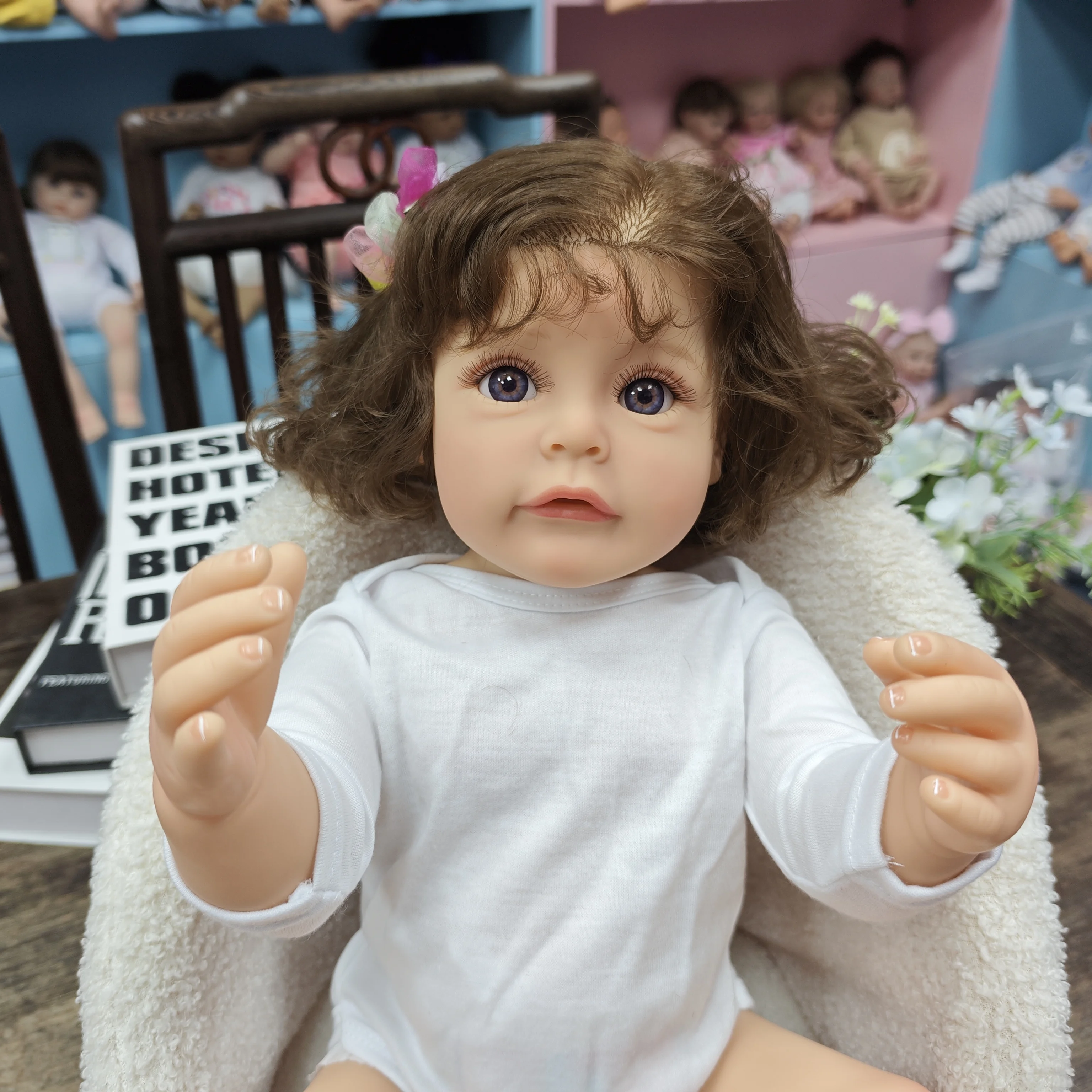 22 inch vinyl herboren meisjespop, zeldzame editie, schattige uitdrukking met blauwe ogen en bruin haar, prachtige realistische kenmerken,