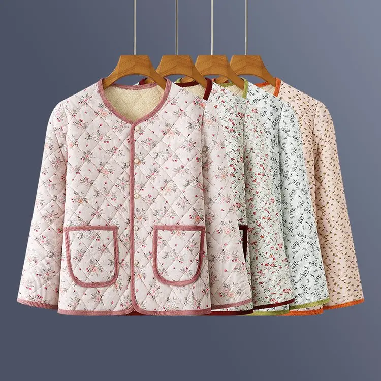 سترة قطنية مطبوعة بالزهور مبطنة بالصوف السميك قصيرة الطول للخريف والشتاء للنساء في منتصف العمر وكبار السن