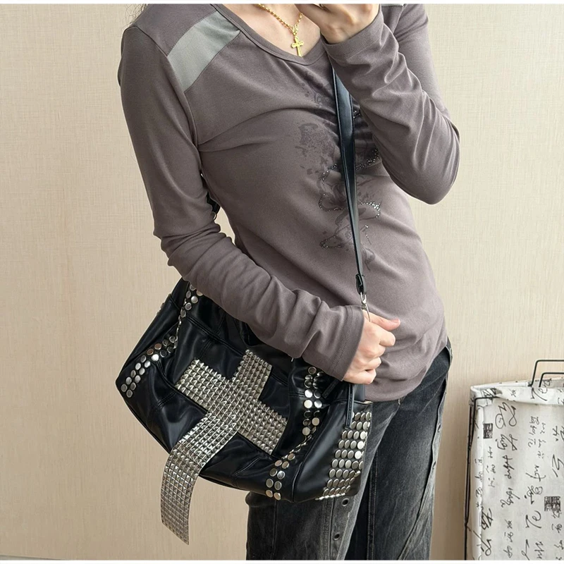 Rivet Cross Umhängetasche, Damen Punk Metall-Nietenbesetzte Tragetasche, Große Kapazität Motorrad-Biker-Stil Streetwear Handtasche – Detail 9