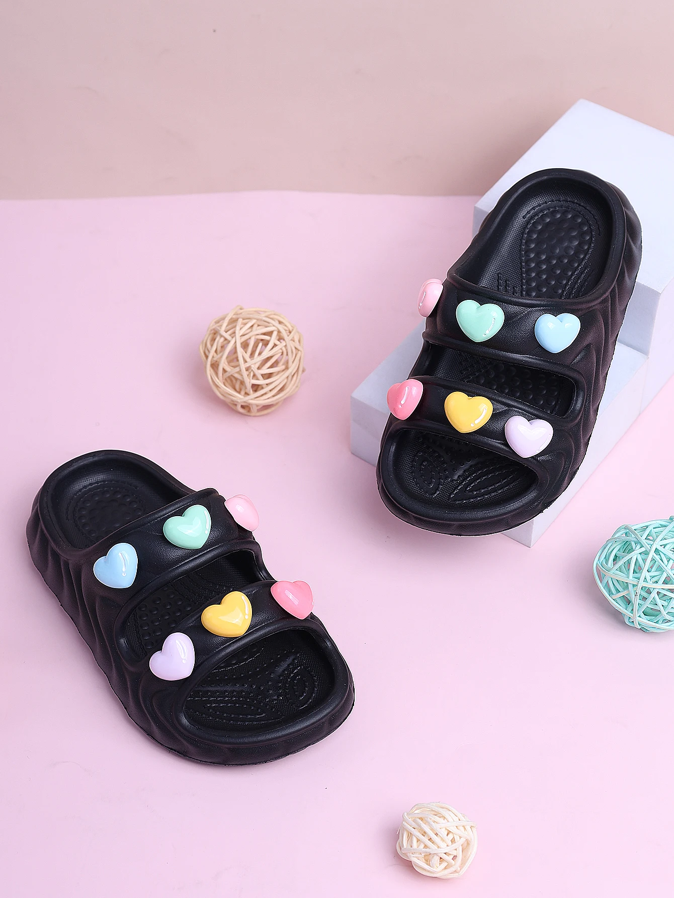 

A Pair of Black Cartoon Heart-Shaped Slippers for Boys and Girls, Comfortable, Wear-Resistant, and Non-Slip Slippers
