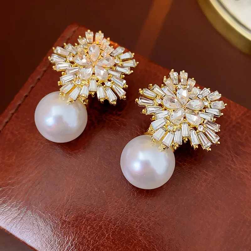 Rhinestone Flower Pearl Stud Earrings for Women Temperament Fashion Versatile New Earring Luxury Silver Needle Jewelry Wholesale