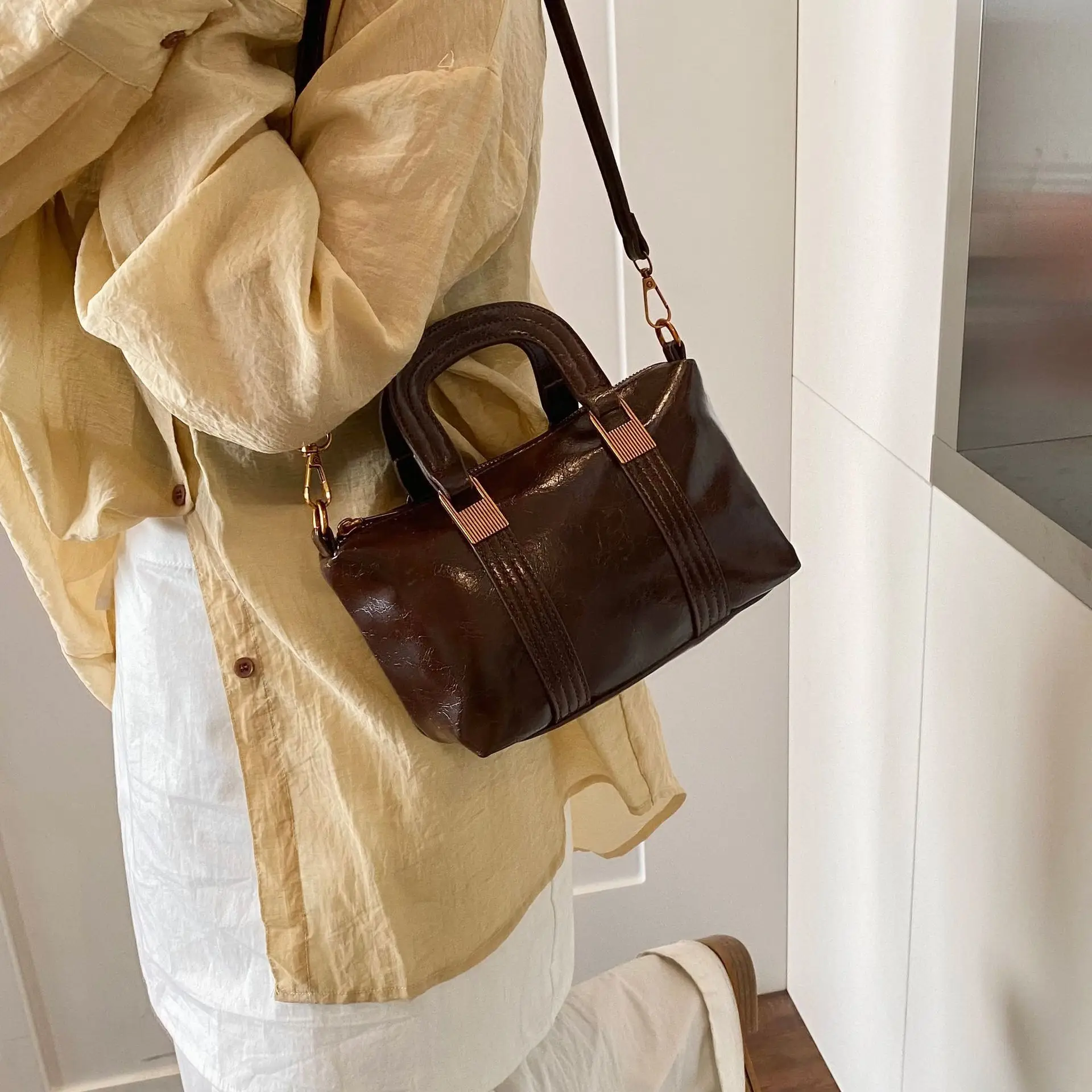 

Винтажная кожаная большая сумка 2025 года, шикарная женская сумка через плечо, универсальная подушка через плечо, минималистичная сумка «день-ночь», текстурированная