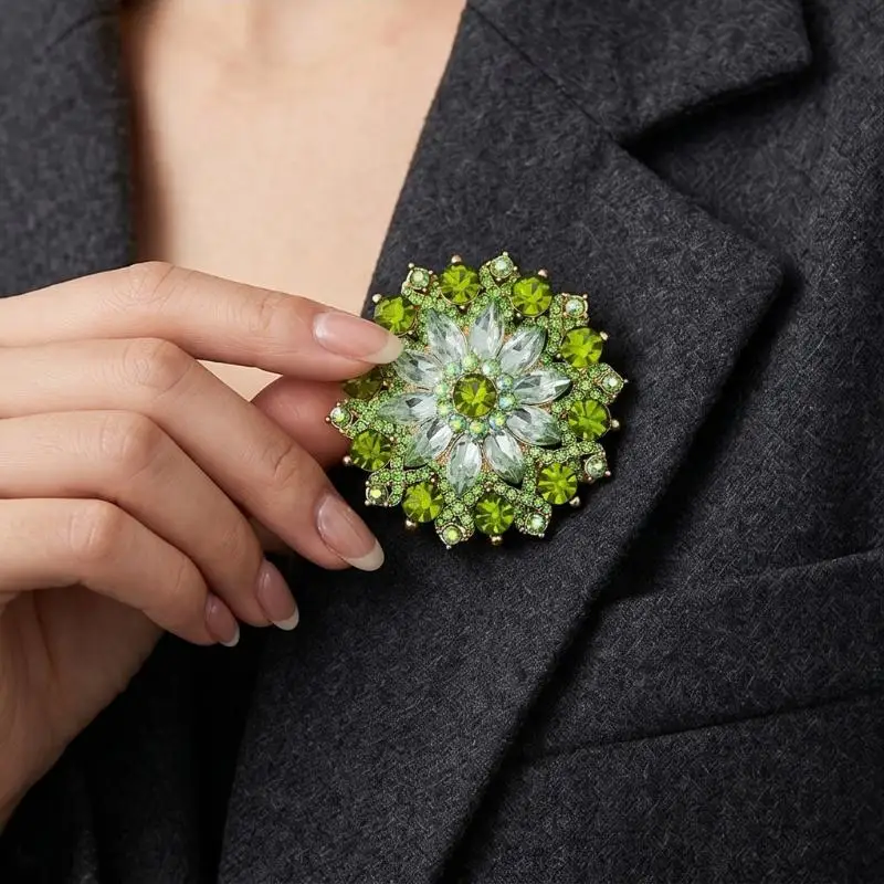 Unique Design Sunflower Green Rhinestone Brooch Elegant Flower Lapel Pin for Women Casual Party Clothing Decor