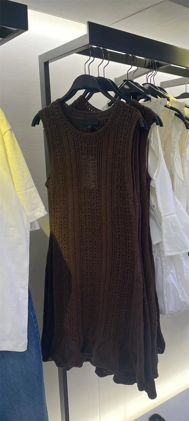 女性のドレス新しい夏ダークブラウンニットノースリーブミニドレスセクシーなカットアウトデザインスタイリッシュな個性