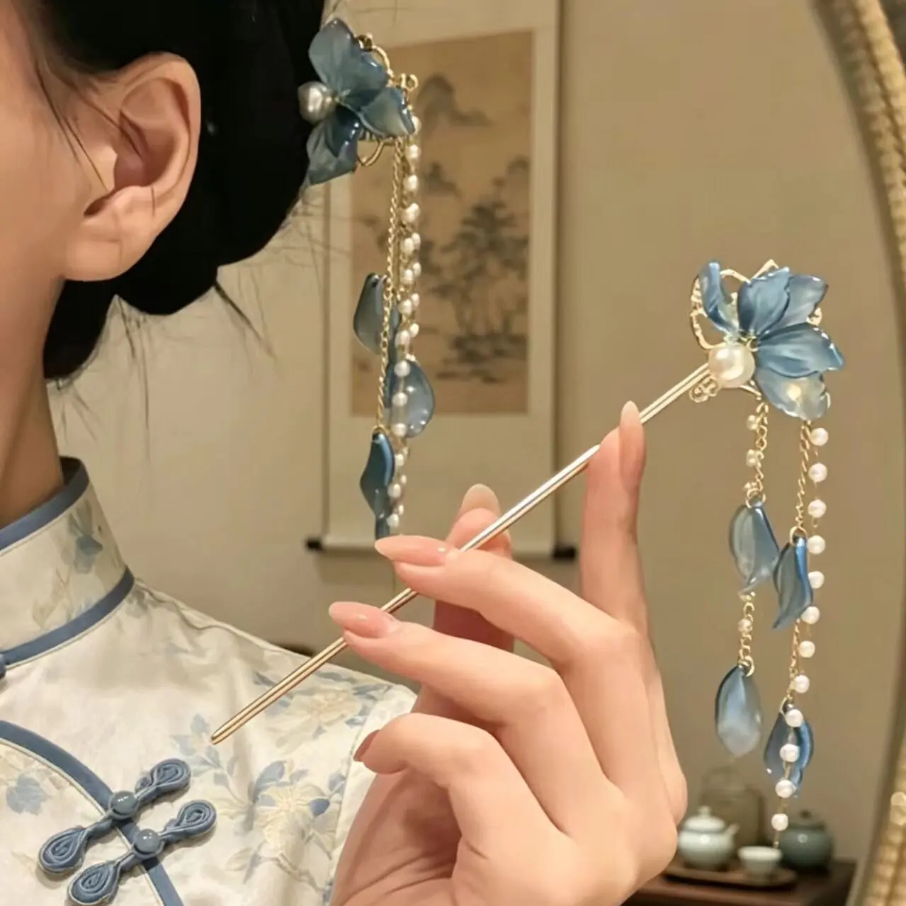 Blue Floral Tassel Hairpin for Women, Single-Pin Hairpin with Gradient Transparent Petals, Faux Pearl Beaded Long Tassel Pendant, Gold-Toned Hairpin, Elegant Hairpin for Fixing Buns, Retro Floral Hair Accessory, Chinese Style, Ancient Style Hanfu Hair Accessory, Long Hair Bun Styling Accessory, Daily Commute, Date, Party, Wedding, Banquet, Party, Photo Shoot, Dress Matching, Exquisite and Dynamic Flowing Tassel Hair Accessory, Elegant Hairstyle Decoration, Blue Series, Versatile Hairpin, Gift Recommendation