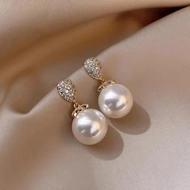 Retro exquisite micro water drop pearl women French light luxury design elegant Internet celebrity accessories