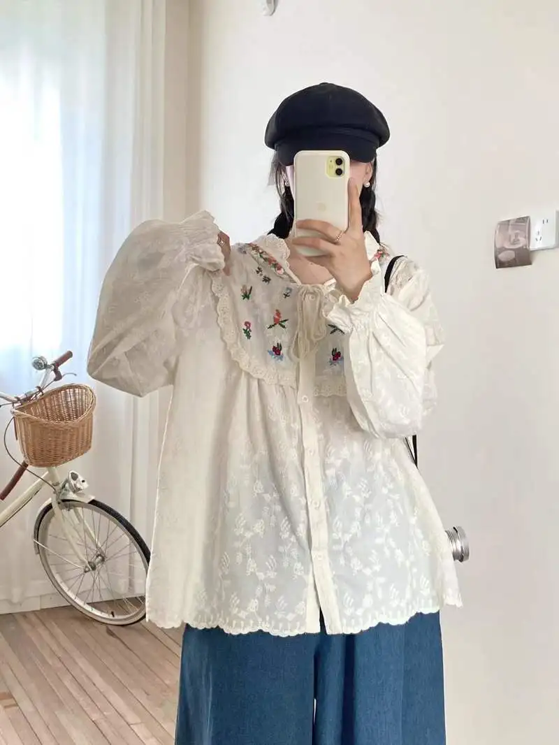 เสื้อเชิ้ตแขนยาวมีฮู้ดผ้าฝ้ายสำหรับฤดูใบไม้ร่วงปี 2025 ใหม่ล่าสุด  สำหรับผู้หญิง  ตกแต่งด้วยลายปักและระบาย  สไตล์โมริเกิร์ล  แบบฝรั่งเศส  หวาน  ชิค  ทรงหลวม  รุ่น T59355CC