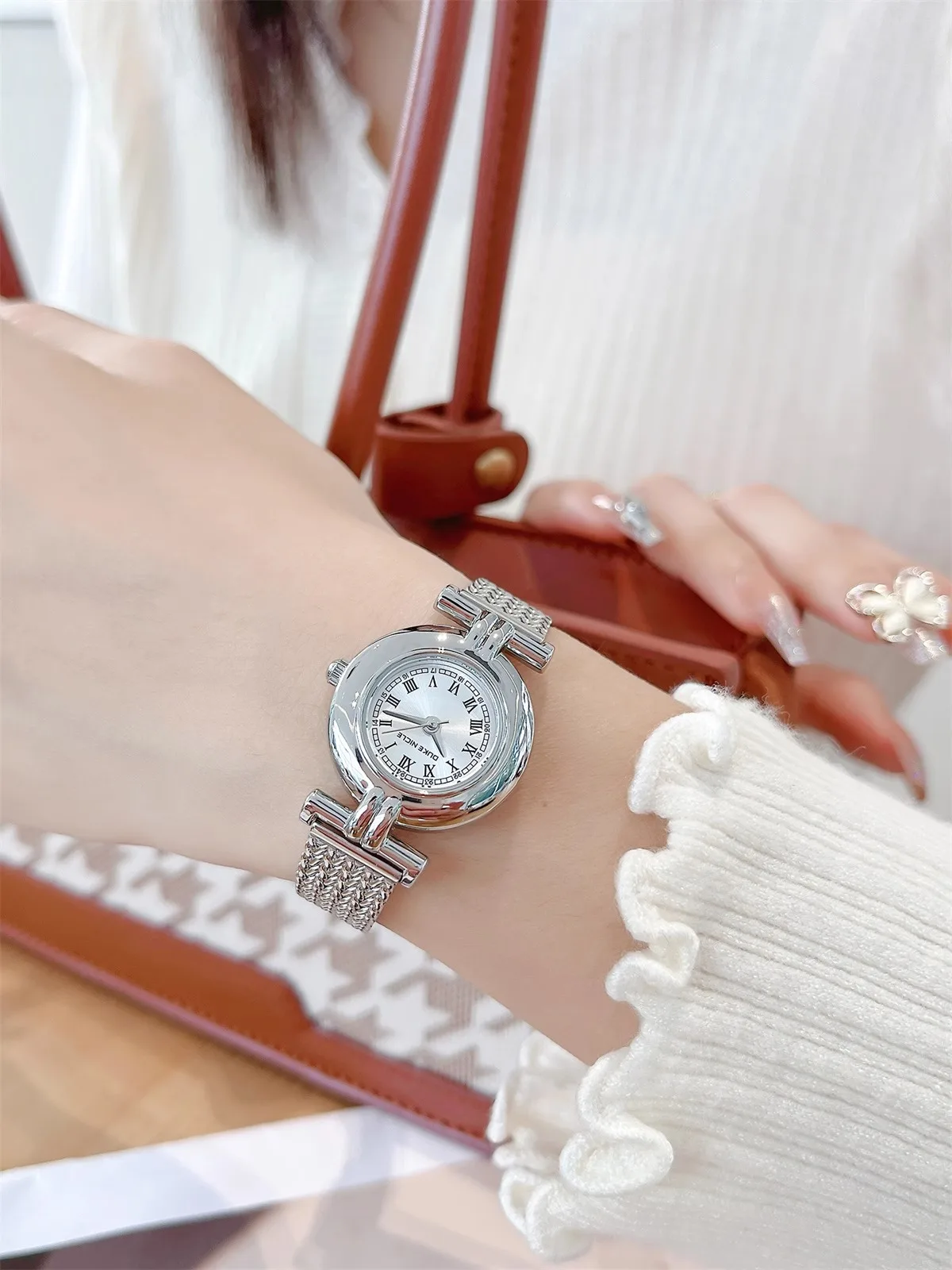 ساعة نسائية 2026 نمط جديد ضوء فاخر الراقية ساعة ذهبية ريترو صغيرة أنيقة ورائعة هدية للنساء على مدار الساعة اكسسوارات #3